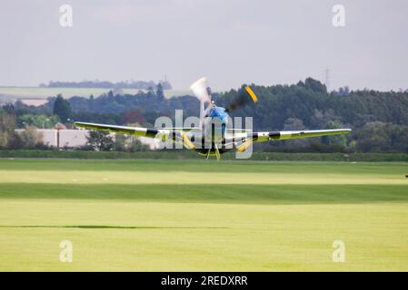 North American P-51 Mustang decolla, in basso dall'aeroporto di Duxford. Aereo da combattimento della seconda guerra mondiale. USAAF seconda guerra mondiale. Volare basso Foto Stock