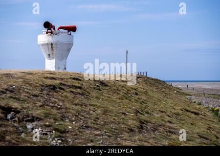 Verniciatura a scaglie rosse e bianche sul faro e Foghorn a Point of Ayre sull'Isola di Man Foto Stock