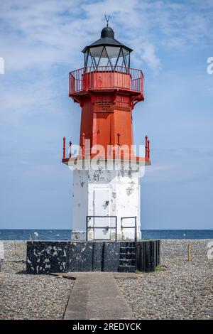 Verniciatura a scaglie rosse e bianche sul faro e Foghorn a Point of Ayre sull'Isola di Man Foto Stock