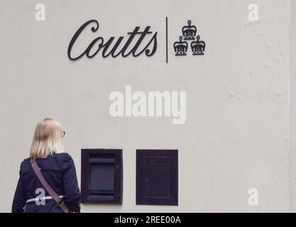 Londra, Regno Unito. 27 luglio 2023. Vista esterna di Coutts on the Strand in qualità di amministratore delegato Peter Flavel risiede sulla gestione del conto di Nigel Farage da parte della banca. Credito: Vuk Valcic/Alamy Live News Foto Stock