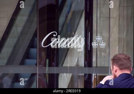 Londra, Regno Unito. 27 luglio 2023. Vista esterna di Coutts on the Strand in qualità di amministratore delegato Peter Flavel risiede sulla gestione del conto di Nigel Farage da parte della banca. Credito: Vuk Valcic/Alamy Live News Foto Stock