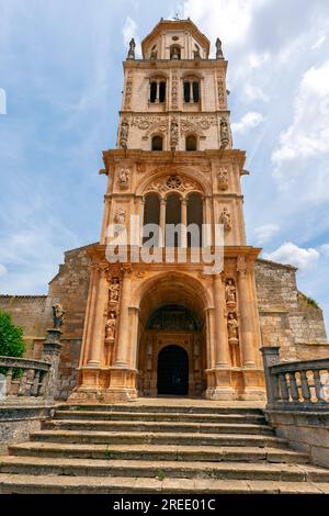 Veduta della chiesa collegiata di Nuestra Señora de la Asunción (XIII-XVIII secolo) ricostruita nel 1440 in stile gotico-lombardo, la chiesa è collocata nel h Foto Stock