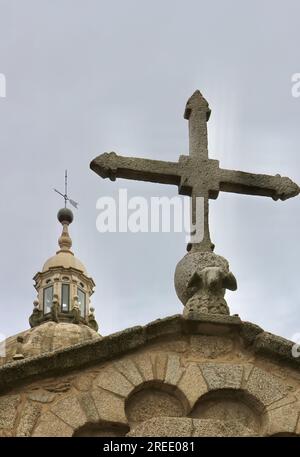 Croce di pietra su un agnello di granito del dio agnus dei sul tetto della Cattedrale di Santiago Santiago Santiago de Compostela Galizia Spagna Foto Stock