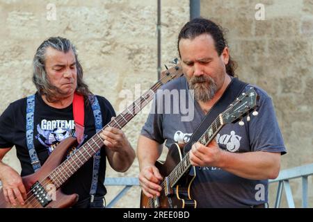 Concerto della Surville Blues Band. Place de la Madeleine. Olivier Mas alla chitarra e Eric Chaussade al basso. Beziers, Occitanie, Francia Foto Stock