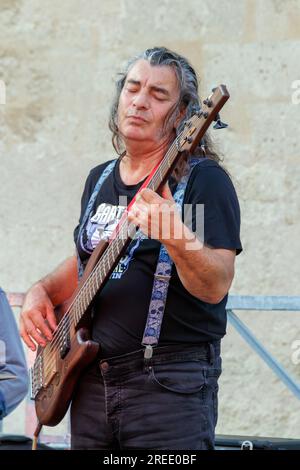 Concerto della Surville Blues Band. Place de la Madeleine. Eric Chaussade al basso. Beziers, Occitanie, Francia Foto Stock