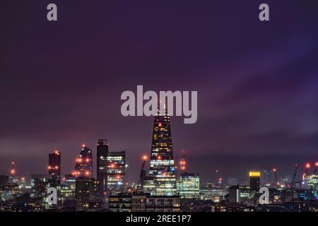 Londra, Regno Unito. 26 luglio 2023. Meteo del Regno Unito: L'edificio del grattacielo Shard visto in parte nascosto da una fitta nuvola notturna in movimento. Crediti: Guy Corbishley/Alamy Live News Foto Stock