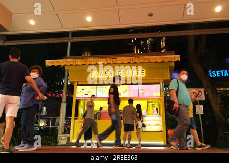 Venditore di caffè di strada in Orchard Road, la strada principale per lo shopping di Singapore Foto Stock