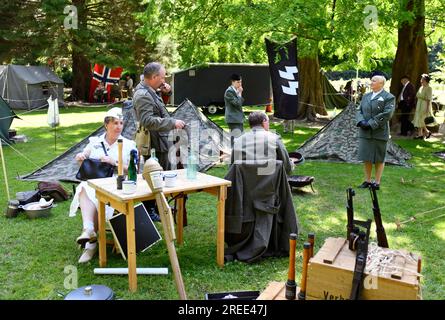 Persone vestite in stile nazista tedesco degli anni '1940 per l'evento di rievocazione The Ironbridge World War Two Weekend 27 maggio 2023 Foto Stock