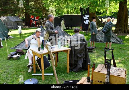 Persone vestite in stile nazista tedesco degli anni '1940 per l'evento di rievocazione The Ironbridge World War Two Weekend 27 maggio 2023 Foto Stock