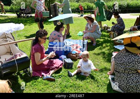 Famiglie vestite in stile anni '1940 per l'evento di rievocazione del Weekend Ironbridge World War Two 27 maggio 2023 Foto Stock