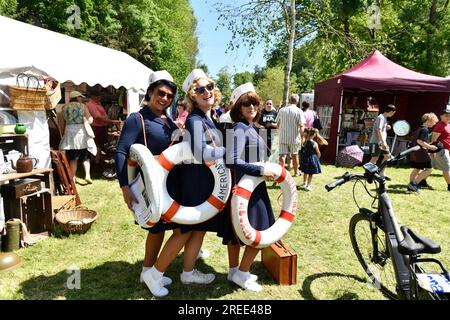 Signore vestite in stile anni '1940 per l'evento di rievocazione del Weekend Ironbridge World War Two 27 maggio 2023 Foto Stock