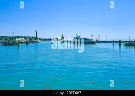 Costanza, Germania, vista dell'ingresso del porto principale sul lago con la statua di Imperia e il faro di oòd Foto Stock