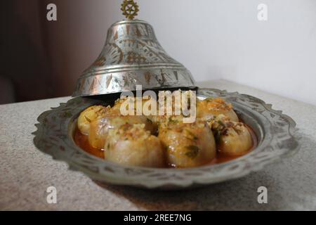 Primo piano di Sogan Dolma: Cipolle ripiene tradizionali turche in dettaglio Foto Stock