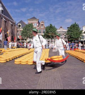 ALKMAAR, OLANDA - 20 MAGGIO 2016: Portaformaggi sul mercato del formaggio nella città olandese di Alkmaar. La kaasdragersgilde (gilda del corriere del formaggio) è abete Foto Stock