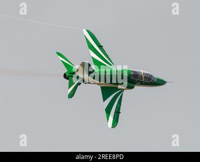 Royal Air Force Fairford, Fairford, Gloucestershire, Inghilterra, 12 luglio 2023. Il team acrobatico della Royal Saudi Air Force Saudi Falcons/Saudi Hawks si esibisce durante il Royal International Air Tattoo 2023, Royal Air Force Fairford. (Immagine di credito: ©Cody Froggatt/Alamy Live News) Foto Stock