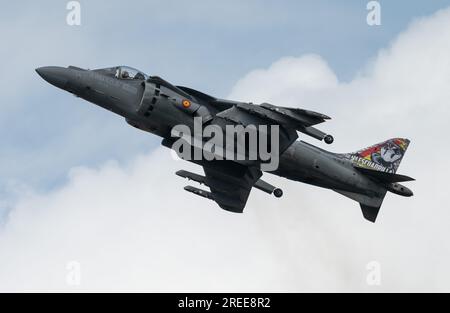 Royal Air Force Fairford, Fairford, Gloucestershire, Inghilterra, 13 luglio 2023. McDonnell Douglas AV-8B Harrier II della Marina spagnola (Armada Española) esegue il suo volo durante, il Royal International Air Tattoo 2023, Royal Air Force Fairford. (Immagine di credito: ©Cody Froggatt/Alamy Live News) Foto Stock