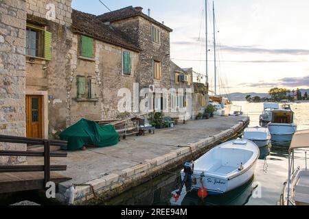 Kastela, Croazia, 18 maggio 2023. Case nelle mura di Kastilac, Kastel Gomilica, Kastela. forte del xvi secolo. Esterno utilizzato come luogo del Trono di Spade, Braavos Foto Stock