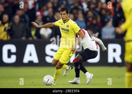 ROTTERDAM - (lr) Kiko Femenia di Villarreal CF ,Yankuba Minteh di Feyenoord durante l'amichevole tra Feyenoord e Villareal CF al Feyenoord Stadion de Kuip il 27 luglio 2023 a Rotterdam, Paesi Bassi. AP | altezza olandese | BART STOUTJESDYK Foto Stock
