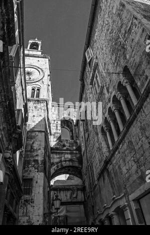 Torre dell'Orologio di Pjaca e Zeljezna Vrata o porta di ferro viste dalla storica Narodni Trg, Piazza del popolo, a Spalato, in Croazia. Cyprian's Palace sulla destra Foto Stock