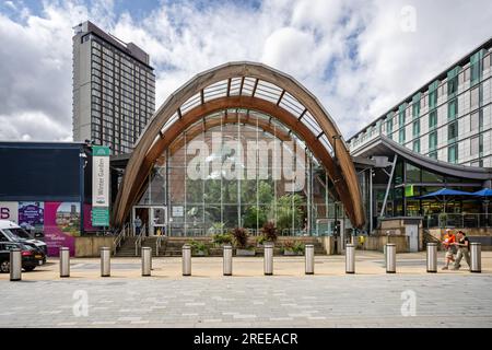 Ingresso ai giardini invernali da Surrey Street, Sheffield, South Yorkshire, Regno Unito, il 24 luglio 2023 Foto Stock