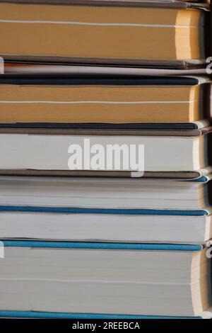 primo piano di una pila di libri chiusi con copertina rigida visualizzati dall'angolo che mostra le pagine e lo spazio di copia Foto Stock