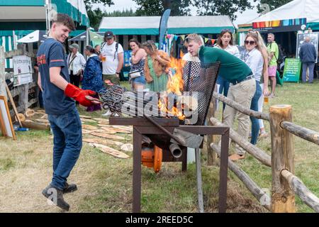 The New Forest and Hampshire County Show in Inghilterra, Regno Unito, luglio 2023. Stalla che produce targhe in legno con ferri da stiro a marchio caldo Foto Stock