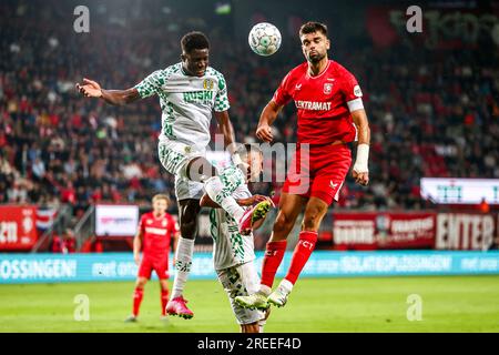 ENSCHEDE - Nathaniel Adjei di Hammarby, Robin Propper del FC Twente durante il secondo turno di qualificazione della UEFA Conference League tra FC Twente e Hammarby IF allo Stadion De Grolsch veste il 27 luglio 2023 a Enschede, Paesi Bassi. ANP VINCENT JANNINK Foto Stock