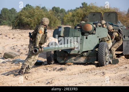 Divychky, Ucraina. 26 ottobre 2021. I militari ucraini si preparano a sparare un cannone anticarro MT-12 Rapier durante le esercitazioni presso il campo di artiglieria vicino al villaggio di Divychky, regione di Kiev. (Foto di James McGill/SOPA Images/Sipa USA) credito: SIPA USA/Alamy Live News Foto Stock