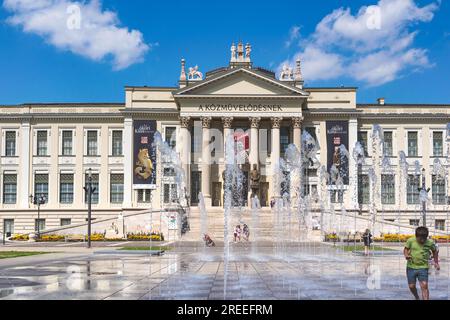 L'edificio patinato del Museo Móra Ferenc, con la fontana del Parco Móra in primo piano, Szeged, Ungheria Foto Stock