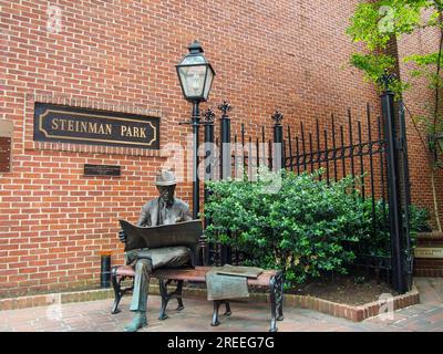 Newspaper Reader scultura in bronzo a Steinman Park, Lancaster, Pennsylvania, 5 giugno 2023, © Katharine Andriotis Foto Stock