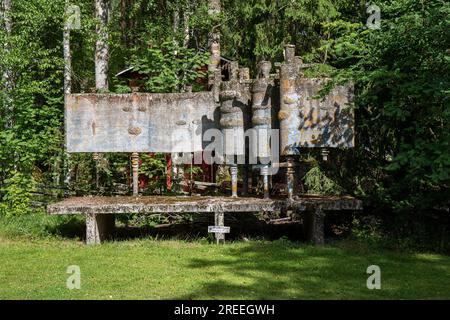 Paperiperhe, 1972. Scultura in calcestruzzo di Aimo Tukiainen ricoperta di lichene e muschio nel giardino dell'Art Center Purnu a Orivesi, Finlandia. Foto Stock