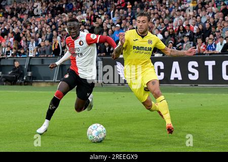 ROTTERDAM - (lr) Yankuba Minteh di Feyenoord, Kiko Femenia del Villarreal Club de Fubol durante l'amichevole tra Feyenoord e Villareal CF al Feyenoord Stadion de Kuip il 27 luglio 2023 a Rotterdam, Paesi Bassi. ANP GERRIT VAN COLOGNE Foto Stock