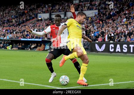 ROTTERDAM - (lr) Yankuba Minteh di Feyenoord, Kiko Femenia del Villarreal Club de Fubol durante l'amichevole tra Feyenoord e Villareal CF al Feyenoord Stadion de Kuip il 27 luglio 2023 a Rotterdam, Paesi Bassi. ANP GERRIT VAN KOLOLEN Foto Stock