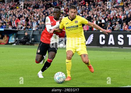 ROTTERDAM - (lr) Yankuba Minteh di Feyenoord, Kiko Femenia del Villarreal Club de Fubol durante l'amichevole tra Feyenoord e Villareal CF al Feyenoord Stadion de Kuip il 27 luglio 2023 a Rotterdam, Paesi Bassi. ANP GERRIT VAN KOLOLEN Foto Stock