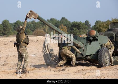 Divychky, Ucraina. 26 ottobre 2021. I militari ucraini si preparano a sparare un cannone anticarro MT-12 Rapier durante le esercitazioni presso il campo di artiglieria vicino al villaggio di Divychky, regione di Kiev. (Foto di James McGill/SOPA Images/Sipa USA) credito: SIPA USA/Alamy Live News Foto Stock