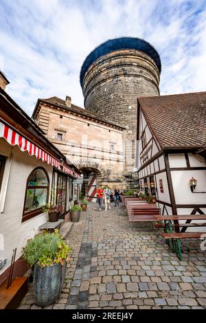 Vicolo con piccoli negozi nell'Handwerkerhof, dietro Frauentorturm, Norimberga, Franconia centrale, Baviera, Germania Foto Stock