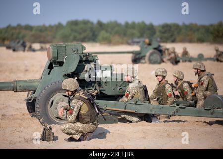 Divychky, Ucraina. 26 ottobre 2021. I militari ucraini siedono vicino al cannone anticarro MT-12 Rapier durante le esercitazioni presso il campo di artiglieria vicino al villaggio di Divychky, regione di Kiev. (Foto di James McGill/SOPA Images/Sipa USA) credito: SIPA USA/Alamy Live News Foto Stock