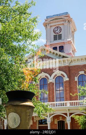 Monroe, Georgia, lo stile di vita di una piccola città, il tribunale storico della contea di Walton, l'esterno, gli edifici, l'ingresso principale, l'Eternal flam Foto Stock