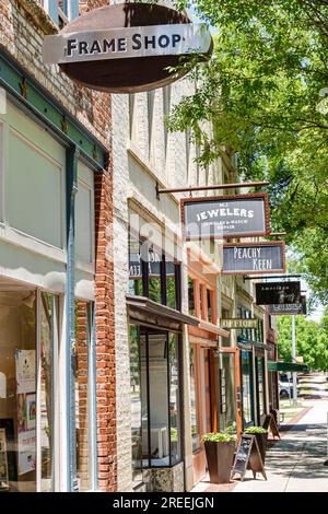 Monroe, Georgia, stile di vita in una piccola città, esterno, edifici in costruzione, ingresso principale, edifici storici restaurati, cartelli per le aziende locali Foto Stock