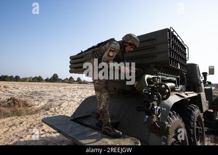 Divychky, Ucraina. 26 ottobre 2021. I soldati si preparano a lanciare un razzo BM-21 Grad durante le esercitazioni presso il campo di artiglieria vicino al villaggio di Divychky, regione di Kiev. (Foto di James McGill/SOPA Images/Sipa USA) credito: SIPA USA/Alamy Live News Foto Stock