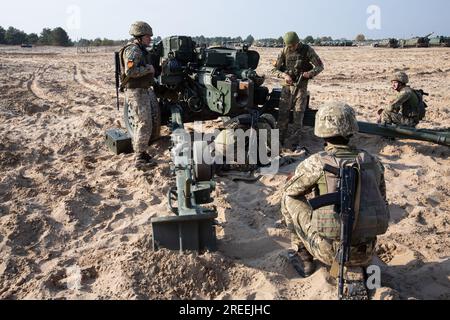 Divychky, Ucraina. 26 ottobre 2021. I militari ucraini si preparano a sparare un cannone anticarro MT-12 Rapier durante le esercitazioni presso il campo di artiglieria vicino al villaggio di Divychky, regione di Kiev. (Foto di James McGill/SOPA Images/Sipa USA) credito: SIPA USA/Alamy Live News Foto Stock