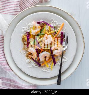 Vista dall'alto di un'insalata vietnamita con gamberi. Foto Stock