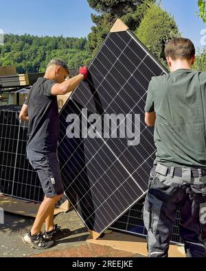 Montaggio del fotovoltaico. Modulo fotovoltaico sistema fotovoltaico modulo solare pannello solare sistema solare energia solare collettore solare centrale solare solare Foto Stock