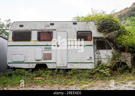 Vecchio camper abbandonato rotto trovato in Italia Foto Stock