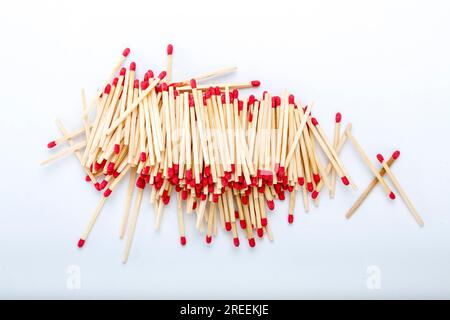 Mucchio di fiammiferi, isolati su bianco Foto Stock