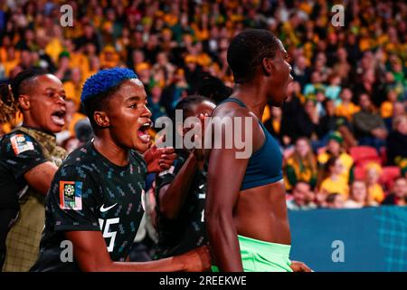 Brisbane, Australia. 27 luglio 2023. BRISBANE/MEAANJIN, QUEENSLAND - LUGLIO 27: Asisat Oshoala (R) della Nigeria festeggia con la compagna di squadra Rasheedat Ajibade (L) dopo aver segnato un gol durante la Coppa del mondo femminile FIFA Australia e nuova Zelanda 2023 Group match tra Australia e Nigeria al Brisbane Stadium il 27 luglio 2023 a Brisbane, Queensland. La Nigeria ha battuto l'Australia 3-2. Credito: SOPA Images Limited/Alamy Live News Foto Stock