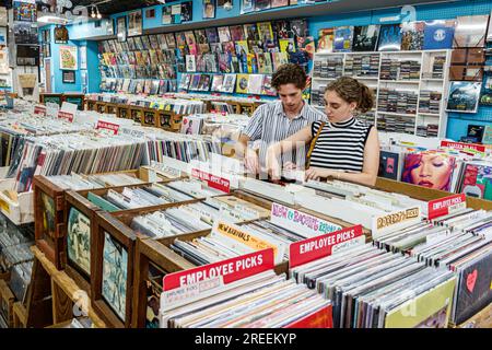 Athens Georgia,Wuxtry Records,nastri vinilici CD musica,negozio commerciale,mercato mercato,vendita acquisto,shopping,interni interni,ma Foto Stock