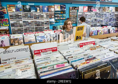 Athens Georgia,Wuxtry Records,nastri vinilici CD musica,negozio commerciale,mercato mercato,vendita acquisto,shopping,interni interni,ma Foto Stock