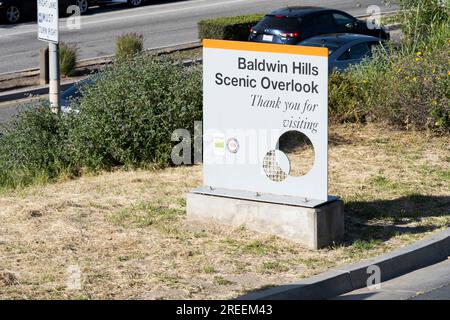 19 aprile 2023, Culver City, California, Stati Uniti: Indicazioni per Baldwin Hills Scenic Overlook, un parco statale della California popolare tra Angelinos con viste panoramiche della contea di Los Angeles. (Immagine di credito: © Taidgh Barron/ZUMA Press Wire) SOLO USO EDITORIALE! Non per USO commerciale! Foto Stock