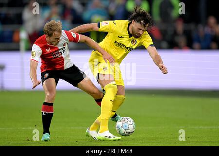 ROTTERDAM - (lr) Yankuba Minteh di Feyenoord, Ben Brereton del Villarreal Club de Fubol durante l'amichevole tra Feyenoord e Villareal CF al Feyenoord Stadion de Kuip il 27 luglio 2023 a Rotterdam, Paesi Bassi. ANP GERRIT VAN KOLOLEN Foto Stock